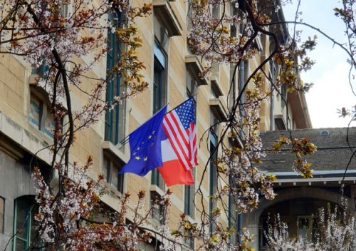Les drapeaux européen, français et américain flottent sur le Lycée du Parc
